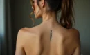 Tatouage discret pour femme sur le dos : symbolisme et signification